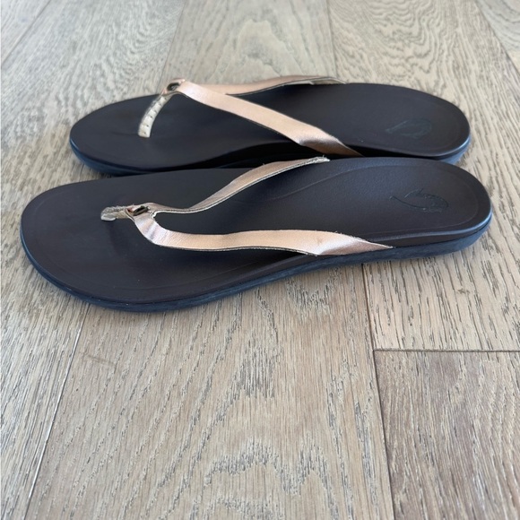 OluKai Shoes - Olukai Ho'opio Leather Thong Sandals Metallic Gold Size 10